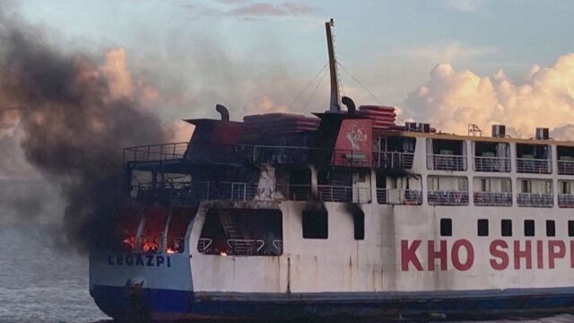 Ферибот превозващ 120 души се подпали покрай бреговете на Филипините