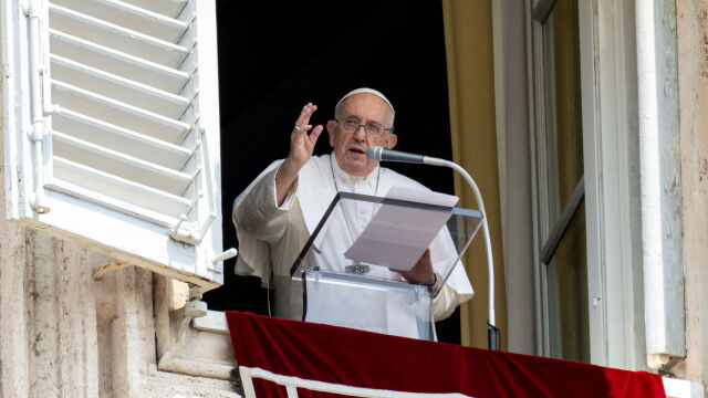 Папа Франциск призова за хуманитарни коридори които да помогнат на