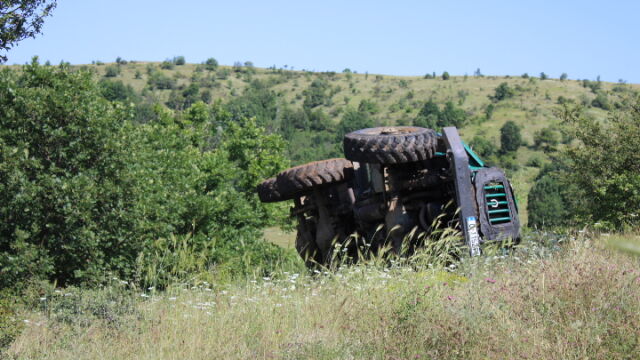 Камион се обърна на черен път край Благоевград Пострадала е