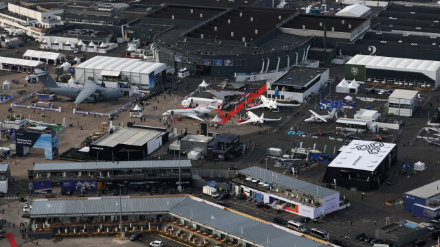 Със зашеметяващи въздушни акробатики и мегасделки започна авиосалонът на летище