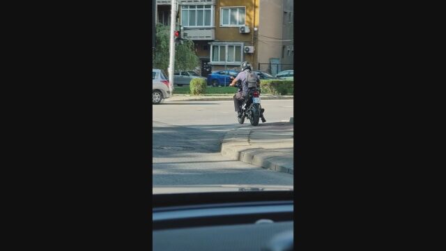 Мотоциклетист пресича на пешеходна пътека Кадрите са на зрител на