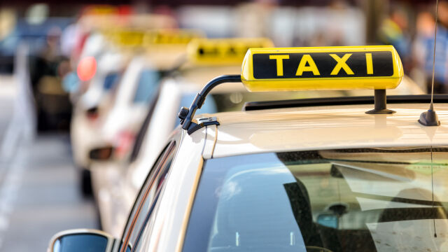 Протести на таксиметрови шофьори се провеждат в 30 града на