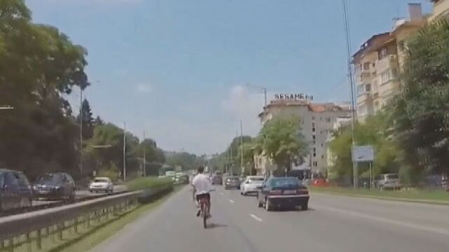 Велосипедист изпреварва няколко автомобила на бул Цариградско шосе в София