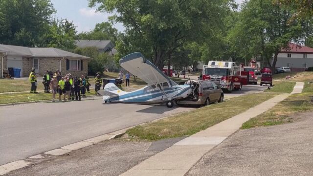 Малък самолет се разби в жилищен квартал в град в