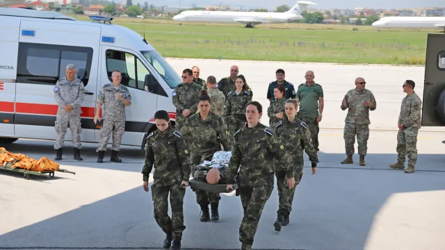 Медици спасяваха животи „под обстрел”