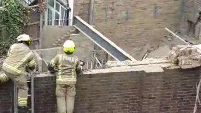 Триетажна сграда се срути в Източен Лондон съобщава Би Би