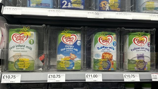Супермаркети във Великобритания заключват адаптираното мляко за бебетата съобщава Скай