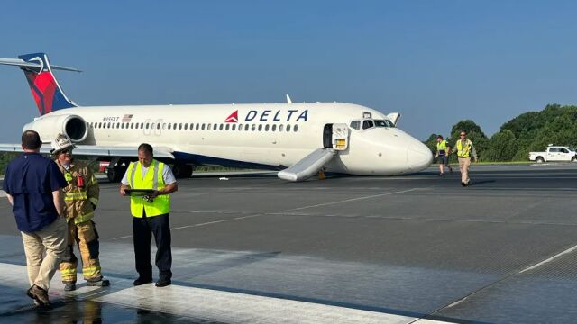 Самолет на авиокомпанията Делта се приземи безопасно без преден колесник