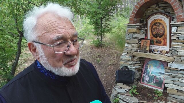 Пътеката на вярата: Защо 80-годишният отец Петър изгради 40 каменни параклиса?