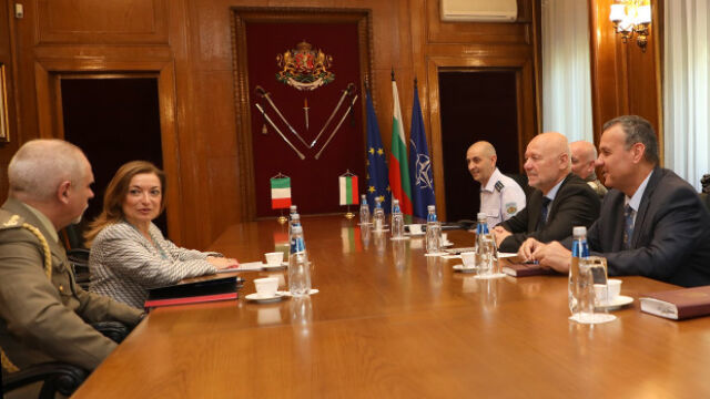 Министърът на отбраната Тодор Тагарев и италианският посланик Джузепина Дзара