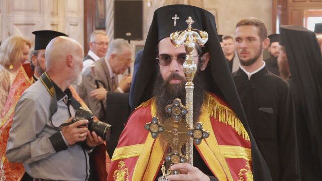 Първа служба в Бургас на новия сливенски митрополит Арсений   Той