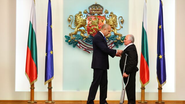  Президентът Румен Радев удостои с орден Стара планина първа степен