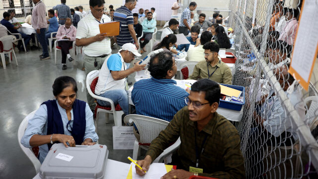  Избирателната комисия на Индия започна да преброява 642 милиона гласа