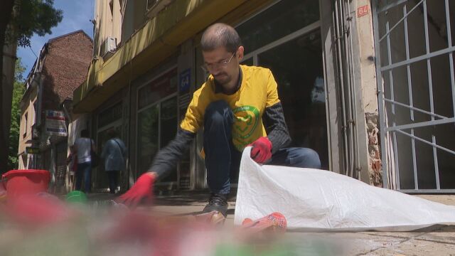  Доброволци се обединяват в кампания за рециклиране на пластмаса Те