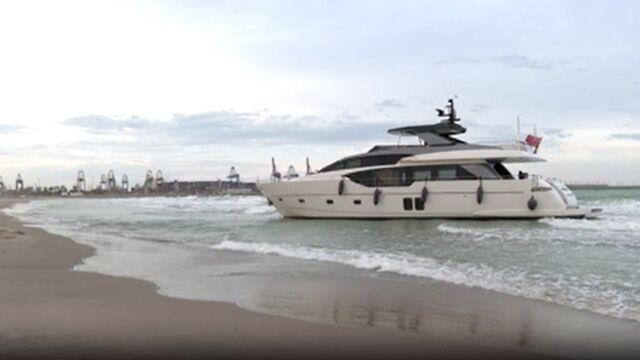 Във Валенсия Испания яхта отплава сама и заседна на метри