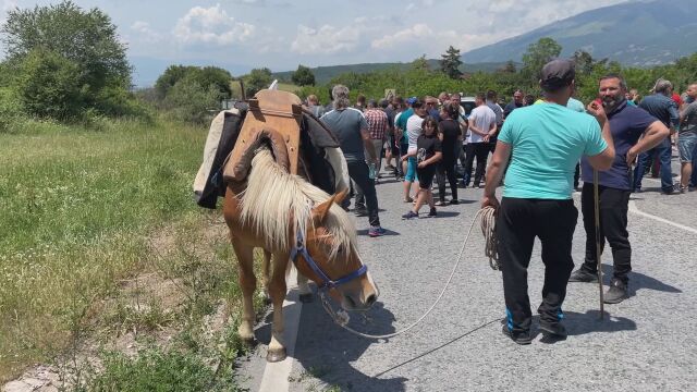  Протест на животновъди блокира Подбалканския път София Бургас в района
