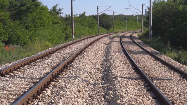  Пътнически влак дерайлира между гарите Копривщица и Антон предаде кореспондентът
