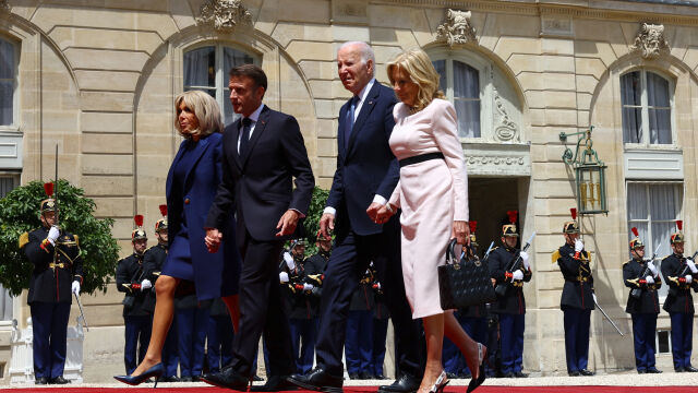  Френският президент Еманюел Макрон и съпругата му Брижит Макрон посрещнаха