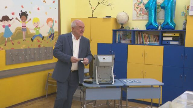 Служебният премиер Димитър Главчев гласува на изборите 2 в 1