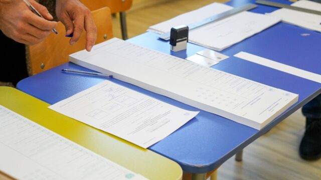 Започна приемането на протоколите от секционните избирателни комисии СИК в