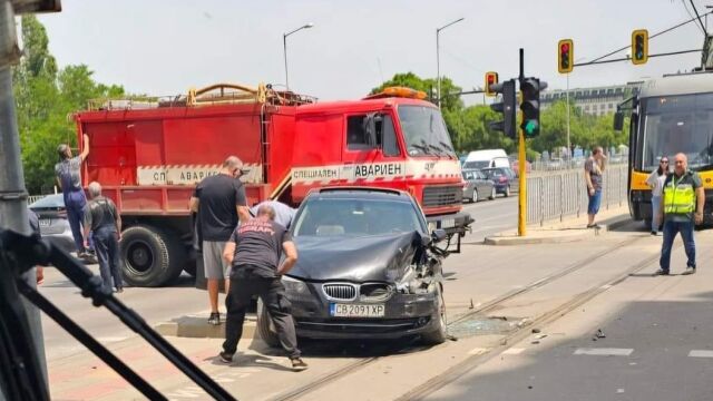 Лек автомобил и трамвай са се сблъскали днес по обяд