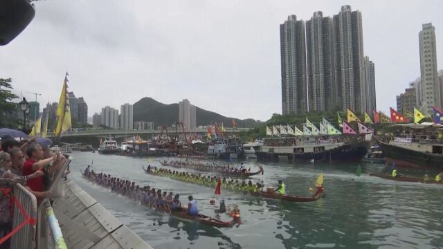 Хонконг празнува фестивала на драконовите лодки Стотици гребци премериха сили