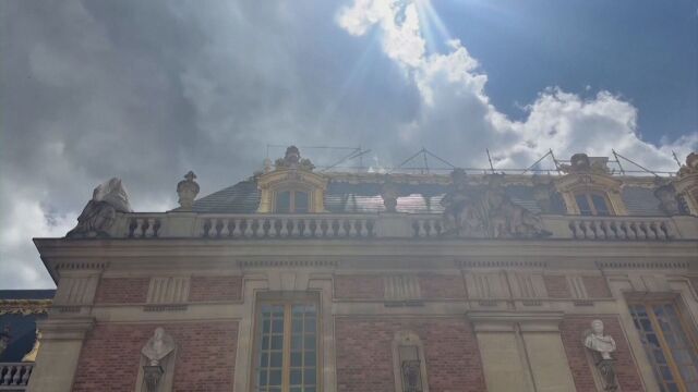  Пожар на покрива на двореца Версай в Париж наложи евакуация