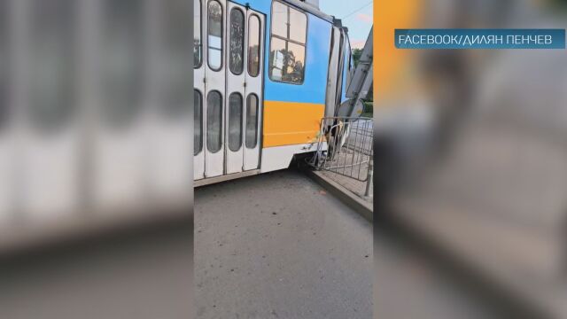  Трамвай по линия №11 в София излезе от релсите и