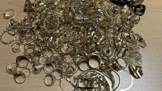  Контрабандни златни накити на стойност над 80 000 лева откриха