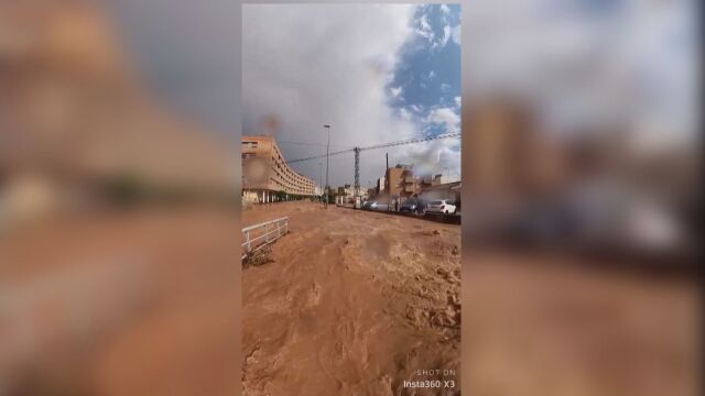  В Испания наводнения заляха югоизточния регион Мурсия Пороите превърнаха много