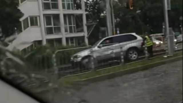 Кола  кацна върху трамвайните релси на столичния булевард Цар Борис III