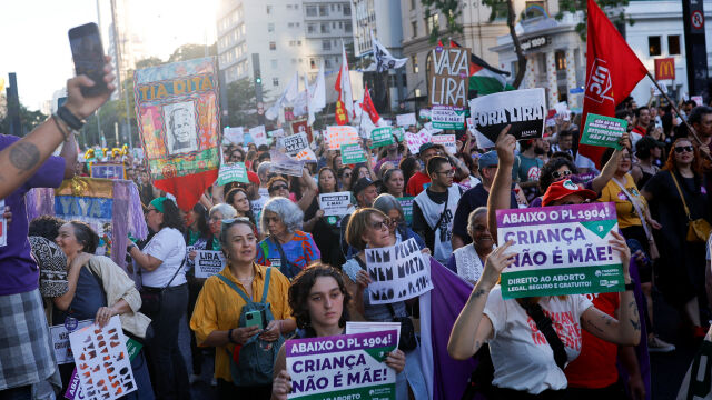 Хиляди хора от всички възрасти протестираха в Бразилия срещу ограничаването
