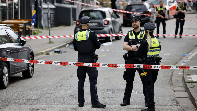 Германската полиция стреля по мъж който носи кирка и коктейл