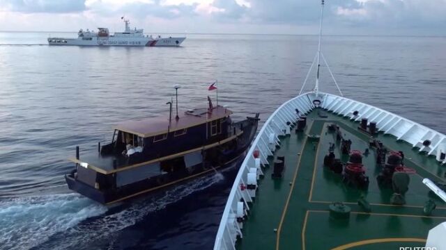  Китайски плавателен съд и филипински снабдителен кораб се сблъскаха в