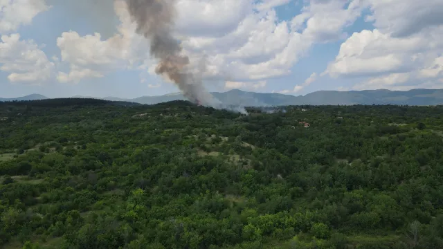 Пожар до вилната зона в Казанлък