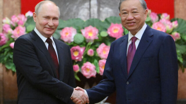  Руският президент Владимир Путин е на визита във Виетнам Тя