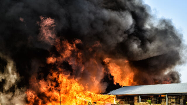 На територията на маслопреработвателен завод в гр Кнежа гори пожар Засегнати