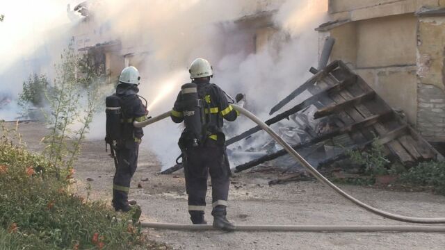 Голям пожар се опитват да потушат огнеборците в Русе – там