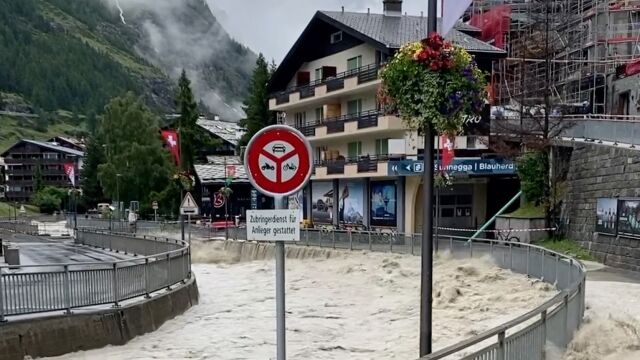 Трима души са изчезнали след наводнения в Югоизточна Швейцария съобщи