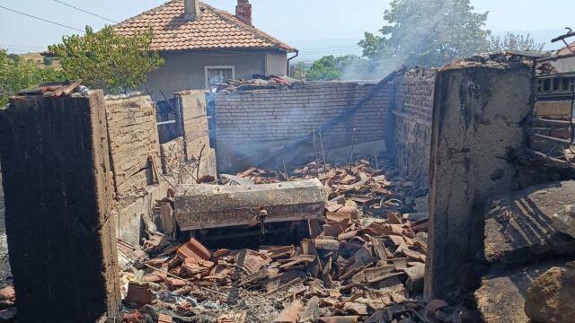 Два имота бяха изпепелени от пожар в стрелчанското село Свобода