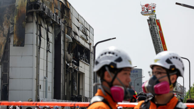 В южнокорейски завод за литиеви батерии е избухнал голям пожар