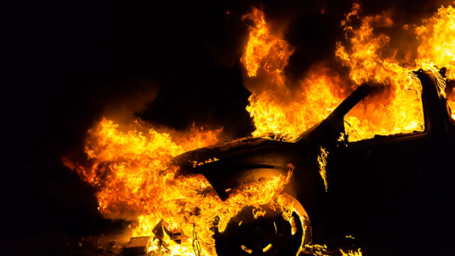 Млад шофьор е изгорял в колата си след катастрофа в