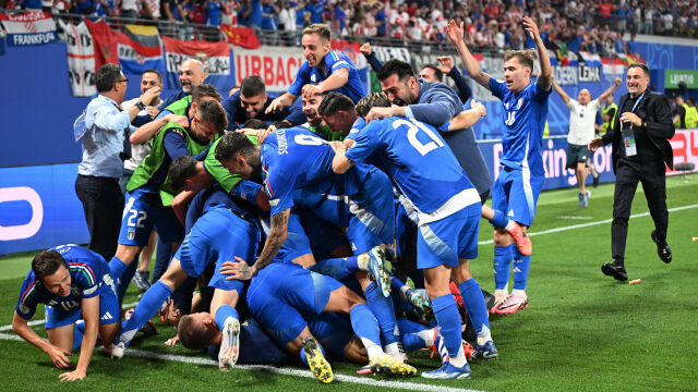Италия възкръсна в последните секунди и е на осминафинал (ГАЛЕРИЯ)
