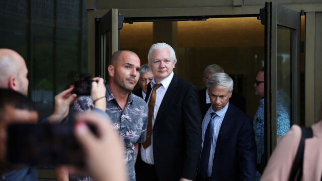  Основателят на сайта Уикилийкс Джулиан Асандж пледира виновен по обвинението