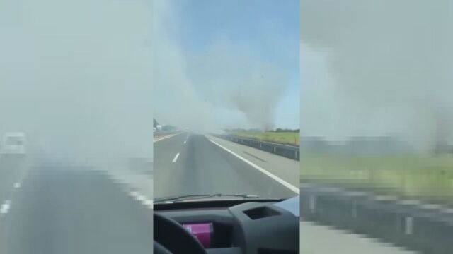 Тревни площи горят в района на 131 ви километър на автомагистрала