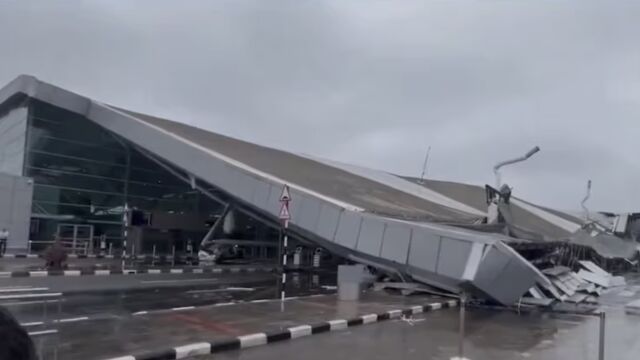 Покривът на основното летище в индийската столица Ню Делхи се