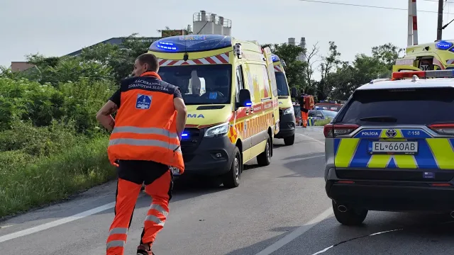 Сблъсък между влак и автобус в Словакия