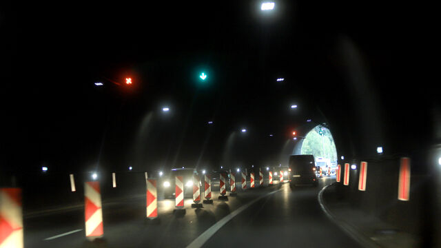 Катастрофа между два леки автомобила е станала при тунел Топли