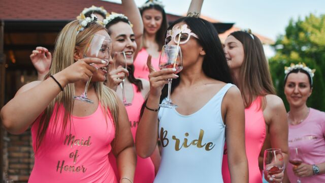 Сезонът на сватбите: Проверяваме колко струва моминско парти това лято