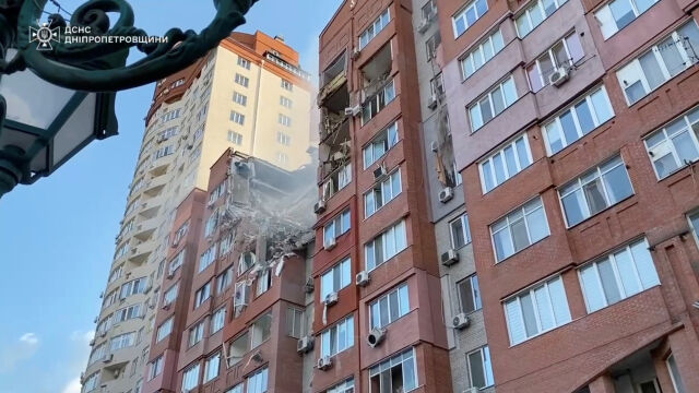 Руски ракетен удар порази девететажна жилищна сграда в украинския град